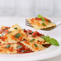 Ravioles con salsa